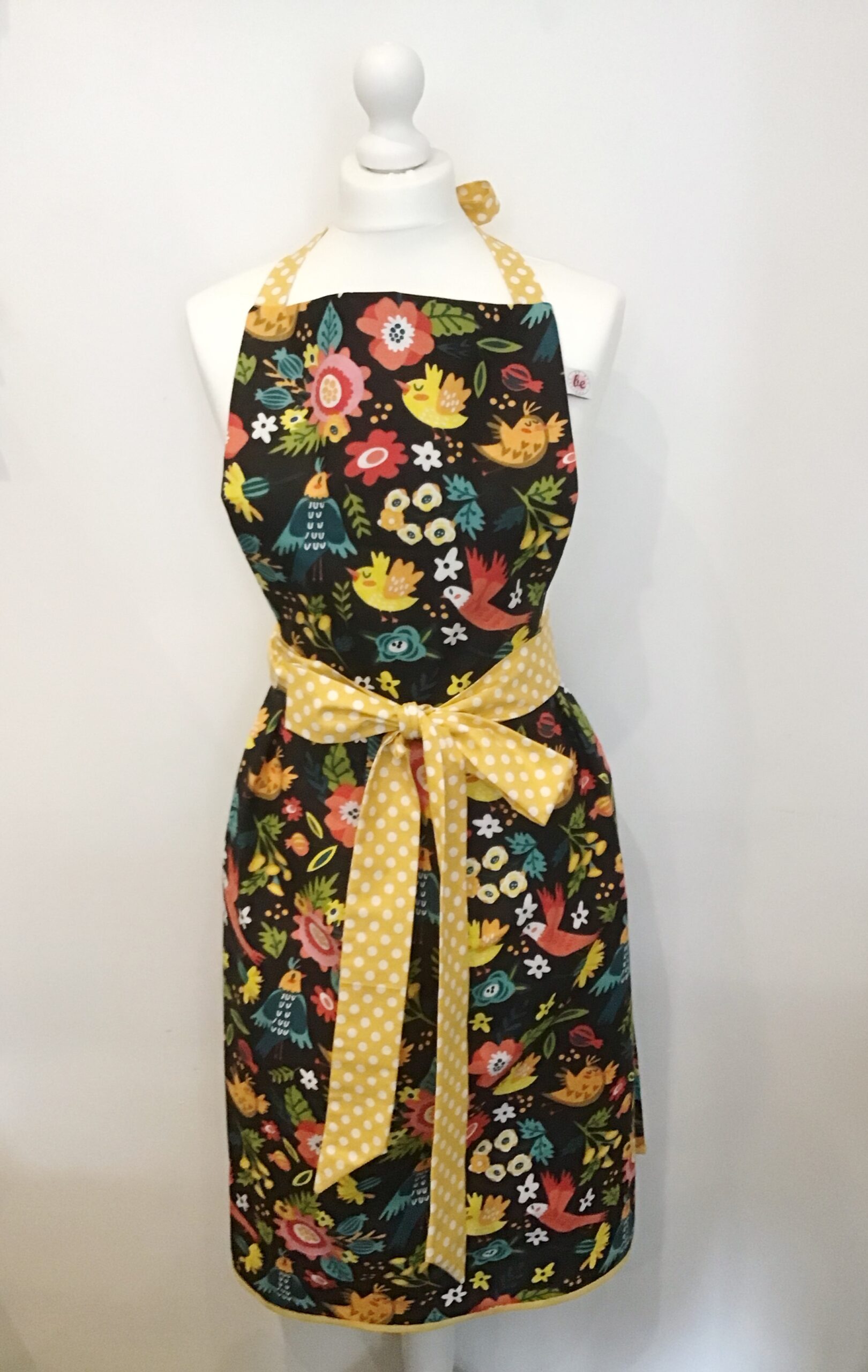Tablier avec des fleurs et oiseaux